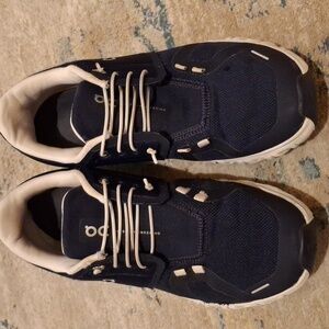 On Cloud Running Men's Navy and White SIZE 7. (EU 40)